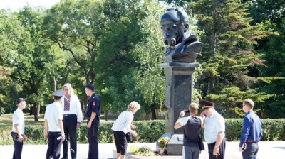 В Криму затримали двох активістів за квіти біля пам'ятника Шевченку