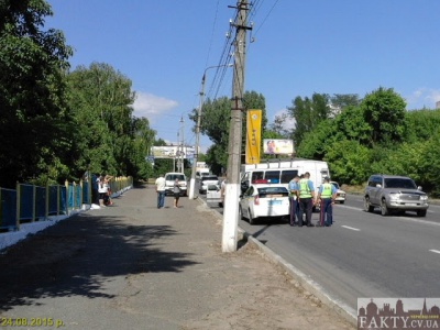 На вулиці Винниченка в Чернівцях зіткнувся "бус" і "Волга". Є постраждалі (ФОТО)