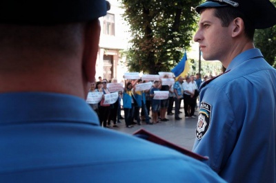 У Чернівцях пікетують ОДА  - з дівчатами і без "тітушок" (ФОТО)