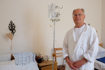 У 80 років чернівецький лікар робить складні онкологічні операції