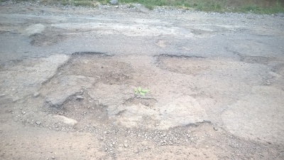 На дорозі, яку буковинці вимагали відремонтувати, ламаються авто (ФОТО)