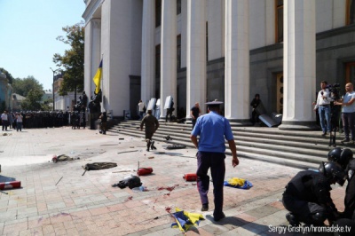 У силовиків під Радою кинули бойову гранату: близько 30 поранених (ФОТО)