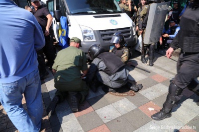У силовиків під Радою кинули бойову гранату: близько 30 поранених (ФОТО)