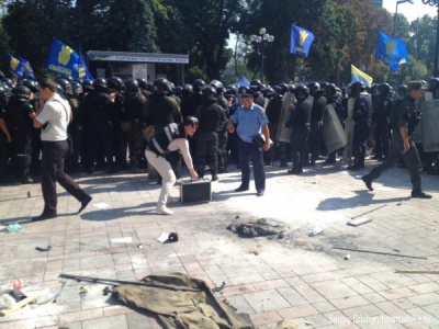 У силовиків під Радою кинули бойову гранату: близько 30 поранених (ФОТО)