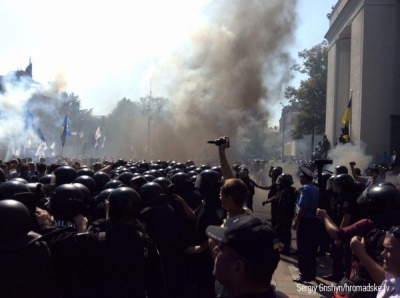 У силовиків під Радою кинули бойову гранату: близько 30 поранених (ФОТО)