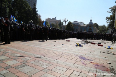 У силовиків під Радою кинули бойову гранату: близько 30 поранених (ФОТО)