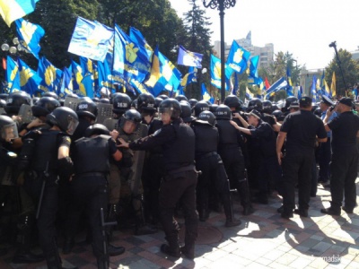 У силовиків під Радою кинули бойову гранату: близько 30 поранених (ФОТО)