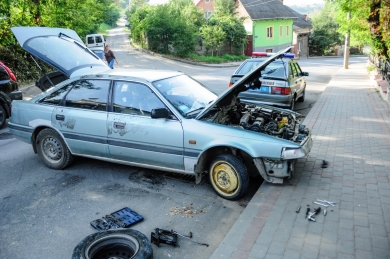 У Чернівцях невідомі викрали авто, та далеко не втекли - в"їхали у стовп