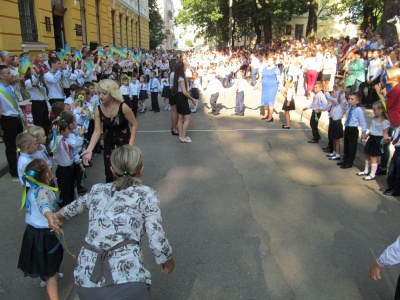 Перший дзвоник у Чернівецькій гімназії №5: право першого дзвінка надали військовому (ФОТО)