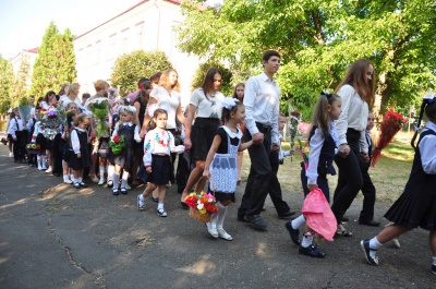 Україна незламна: школярі у Чернівцях провели патріотичний флеш-моб (ФОТО)