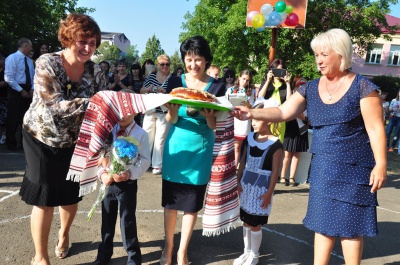 Україна незламна: школярі у Чернівцях провели патріотичний флеш-моб (ФОТО)