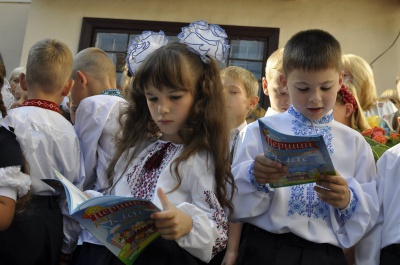 У Чернівцях на Перший дзвоник діти прийшли із солодощами для бійців АТО (ФОТО)