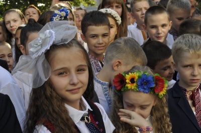 У Чернівцях на Перший дзвоник діти прийшли із солодощами для бійців АТО (ФОТО)