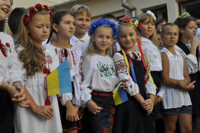 У Чернівцях на Перший дзвоник діти прийшли із солодощами для бійців АТО (ФОТО)