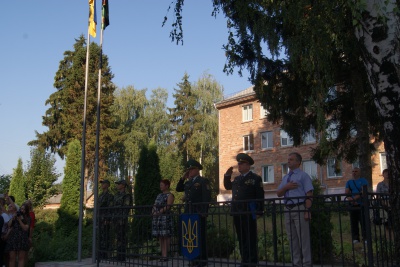 Новобранцям військового ліцею в Чернівцях показали, як собаки шукають наркотики (ФОТО)