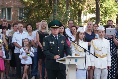 Новобранцям військового ліцею в Чернівцях показали, як собаки шукають наркотики (ФОТО)