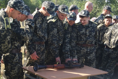 Новобранцям військового ліцею в Чернівцях показали, як собаки шукають наркотики (ФОТО)