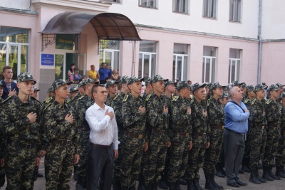 Новобранцям військового ліцею в Чернівцях показали, як собаки шукають наркотики (ФОТО)