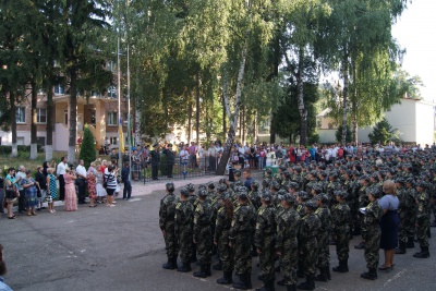 Новобранцям військового ліцею в Чернівцях показали, як собаки шукають наркотики (ФОТО)