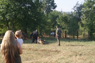 Новобранцям військового ліцею в Чернівцях показали, як собаки шукають наркотики (ФОТО)