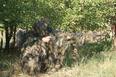 Новобранцям військового ліцею в Чернівцях показали, як собаки шукають наркотики (ФОТО)