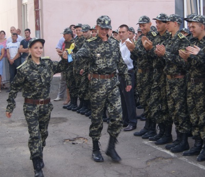 Новобранцям військового ліцею в Чернівцях показали, як собаки шукають наркотики (ФОТО)