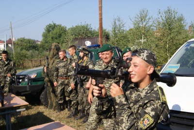 Новобранцям військового ліцею в Чернівцях показали, як собаки шукають наркотики (ФОТО)