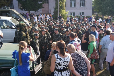 Новобранцям військового ліцею в Чернівцях показали, як собаки шукають наркотики (ФОТО)