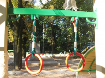 У Чернівцях у "Фан-парку" збудували дитячий майданчик (ФОТО)