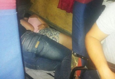 В автобусі "Ужгород-Чернівці" пасажирам доводиться лежати на підлозі (ФОТО)
