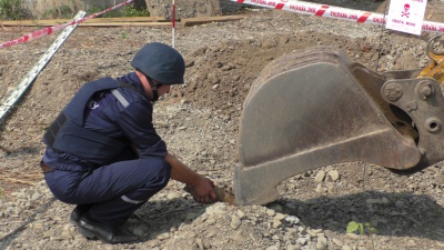 На будові в Чернівцях екскаватор викопав снаряд