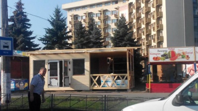 Мерія Чернівців попросила підприємця демонтувати самовільно встановлений МАФ біля "Туриста"