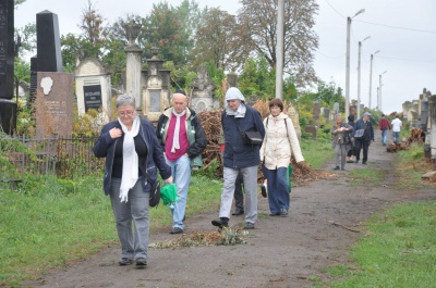 Іноземці зауважили, що єврейський цвинтар у Чернівцях гарний, але занедбаний (ФОТО) 