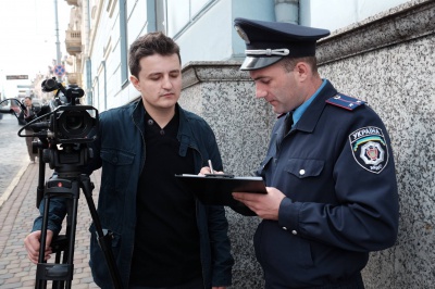 У Чернівцях під час рейду ДАІ водій-порушник ледь не збив телеоператора (ФОТО)