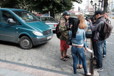 У Чернівцях під час рейду ДАІ водій-порушник ледь не збив телеоператора (ФОТО)