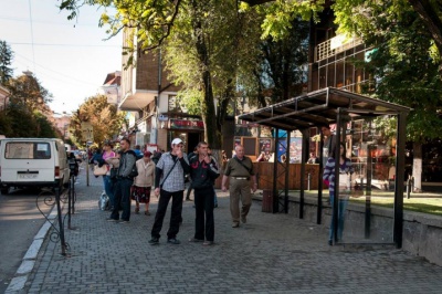 На вулиці Ватутіна в Чернівцях облаштували зупинку