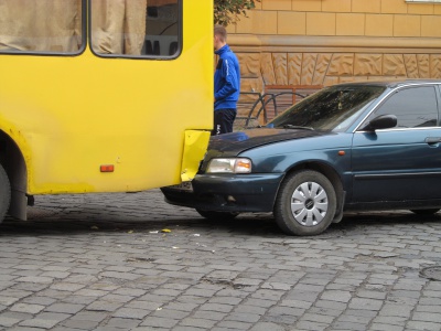 Легковик зіткнувся з маршруткою у центрі Чернівців (ФОТО)