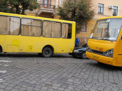 Легковик зіткнувся з маршруткою у центрі Чернівців (ФОТО)