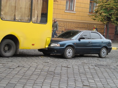 Легковик зіткнувся з маршруткою у центрі Чернівців (ФОТО)