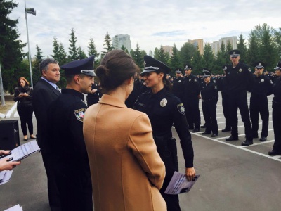 Київським поліцейським вручили нові погони та жетони, як в американських копів (ФОТО)