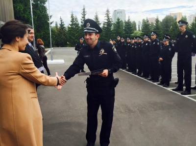 Київським поліцейським вручили нові погони та жетони, як в американських копів (ФОТО)