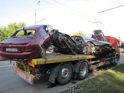 У Чернівцях зіткнулися дві "Мазди": у двох осіб переломи (ФОТО)