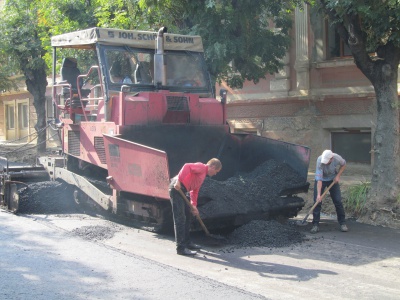 Вулиця Хмельницького - спочатку асфальт, бордюри потім (ФОТО)