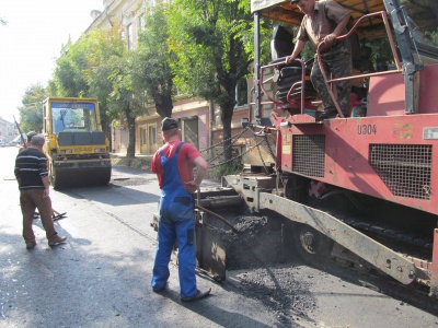 Вулиця Хмельницького - спочатку асфальт, бордюри потім (ФОТО)