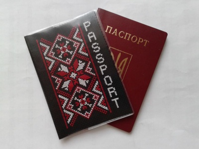 Чернівчанка вишила обкладинку для паспорта Яроша (ФОТО)