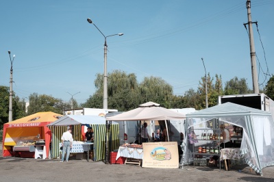 У Чернівцях відкрили цілодобовий ярмарок, де торгують продуктами без націнок (ФОТО)