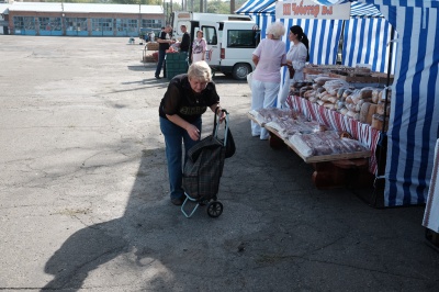 У Чернівцях відкрили цілодобовий ярмарок, де торгують продуктами без націнок (ФОТО)