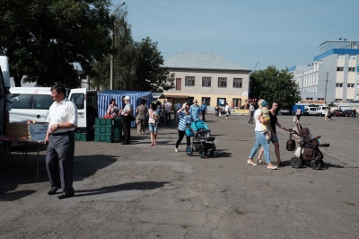 У Чернівцях відкрили цілодобовий ярмарок, де торгують продуктами без націнок (ФОТО)