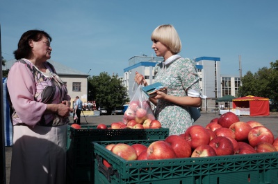 У Чернівцях відкрили цілодобовий ярмарок, де торгують продуктами без націнок (ФОТО)