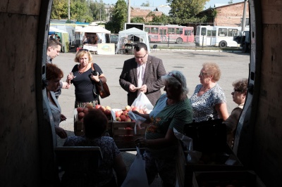 У Чернівцях відкрили цілодобовий ярмарок, де торгують продуктами без націнок (ФОТО)